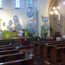 helium ballonnen aan kerkbanken bruiloft