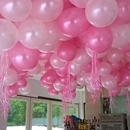 feest met roze en witte helium ballonnen