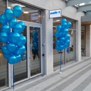 helium ballon trossen in de kleur blauw bij voordeur winkel Zaandam met grondgewicht