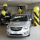 zwart met geel ballon pilaren voor Opel dealers