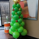 kerstboom van ballonnen met kerst ballen van ballonnen MC Donalds