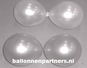 ballon pilaar zelf maken stap 3 ballonnen aan elkaar knopen