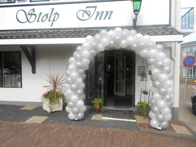 ballonnenboog trouwen bij Stolp Inn zilver met witte ballonnen