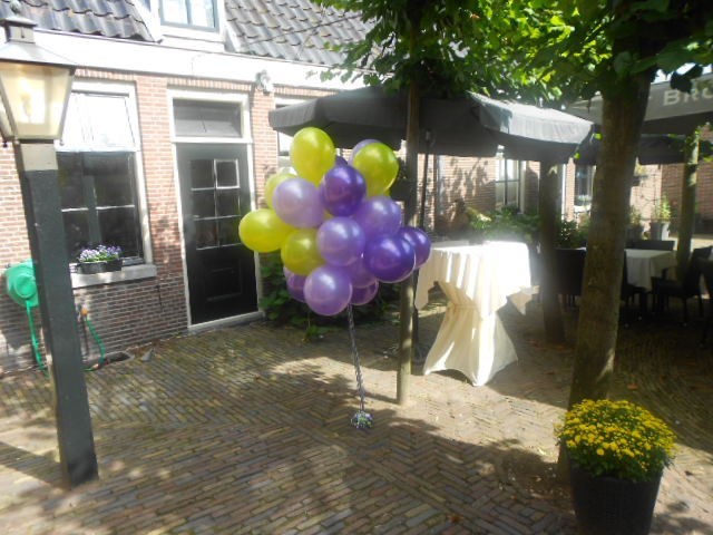 ballonnen met helium als trossen voor huwelijk in tuin