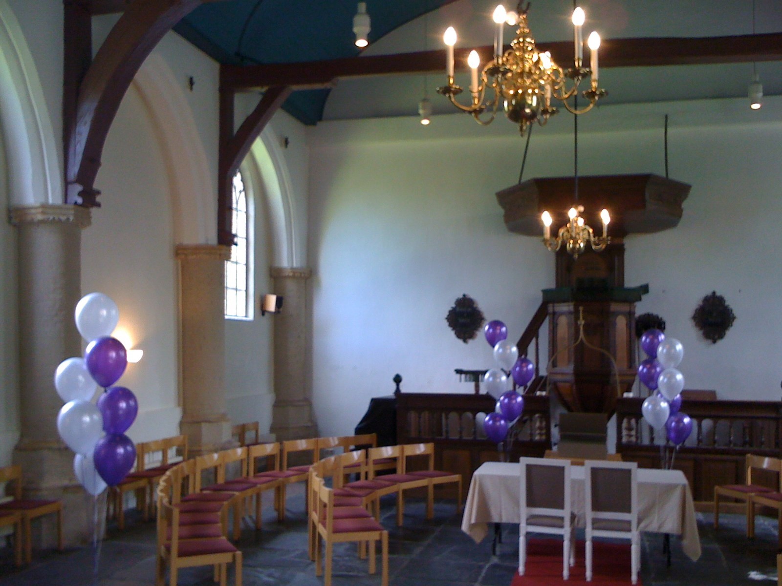 ballonnen decoratie met helium in kerk bij bruiloft-huwelijk