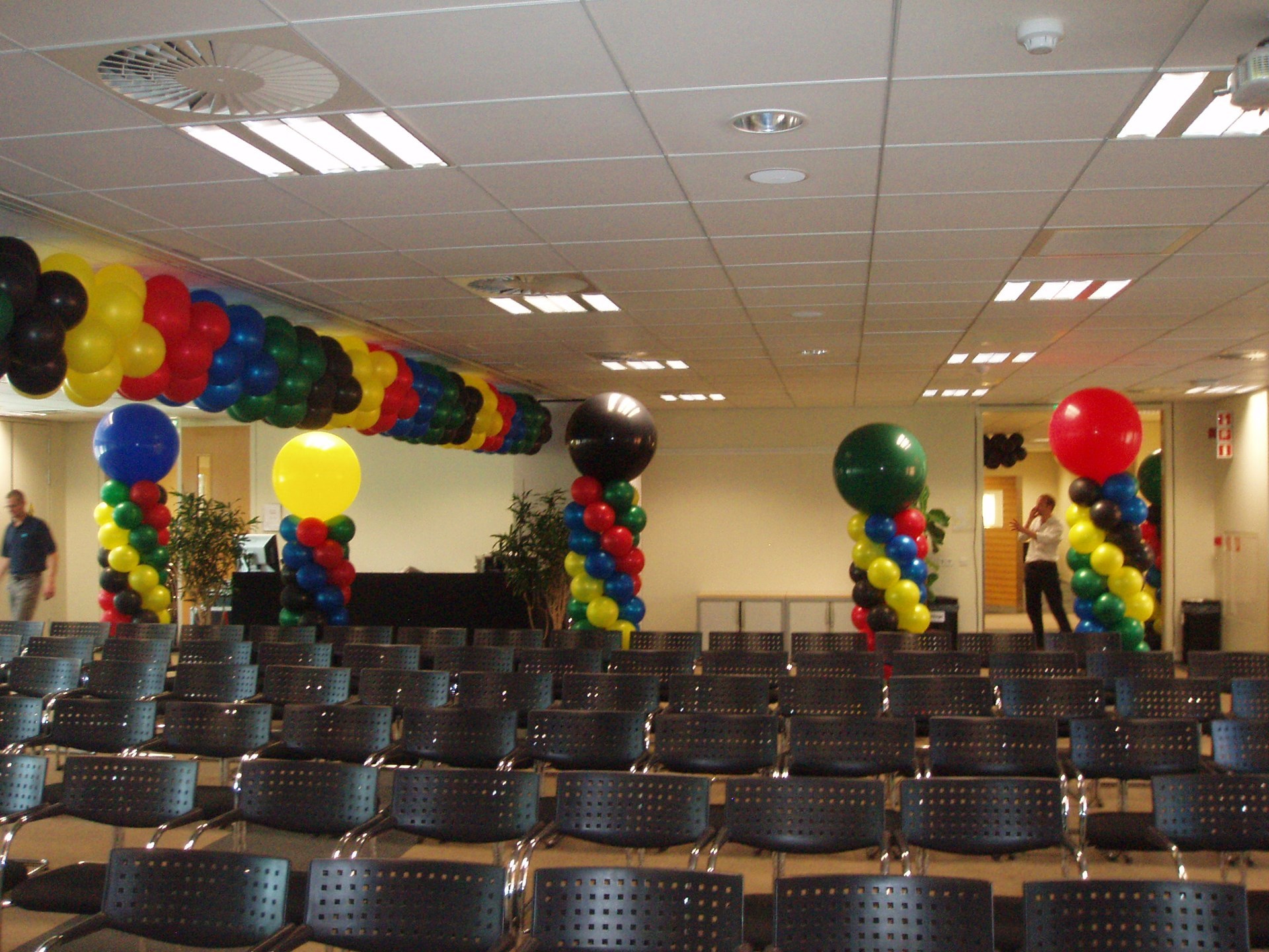 ballonnen slingers voor bedrijven demo in zaal en ballon pilaren
