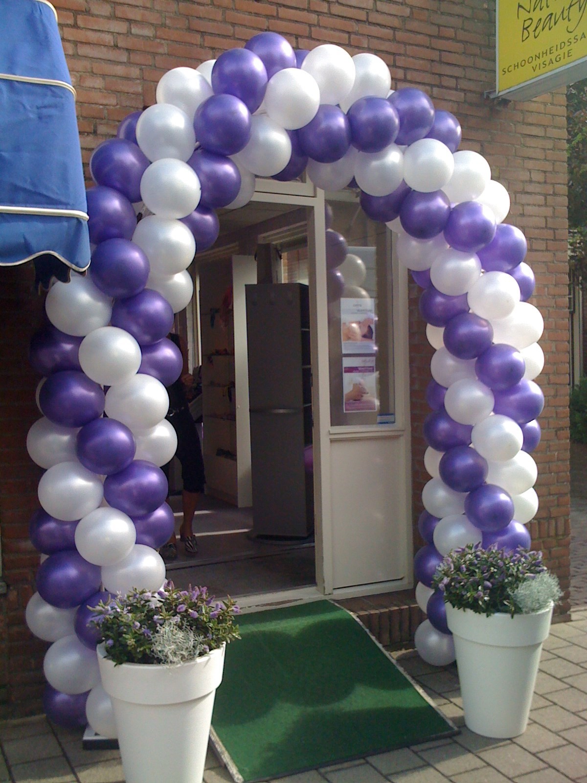 ballonnenboog opening nieuwe winkel paars met witte ballonnen