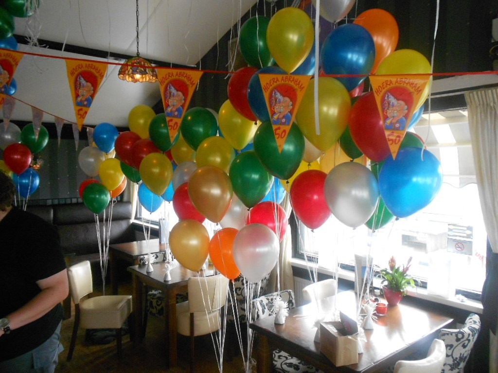 verjaardag met helium ballonnen tafel decoraties in diverse kleuren