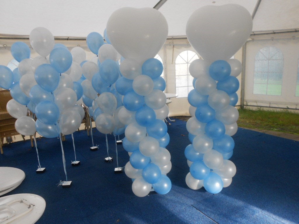 ballonnen decoraties trouwen in feesttent ballon pilaren en helium ballonnen