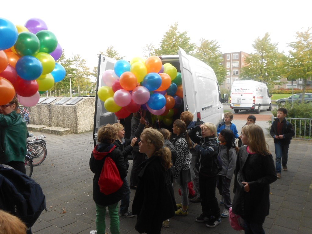 helium ballonne lossen uit de bus kant en klaar geleverd op elk gewenste locatie 