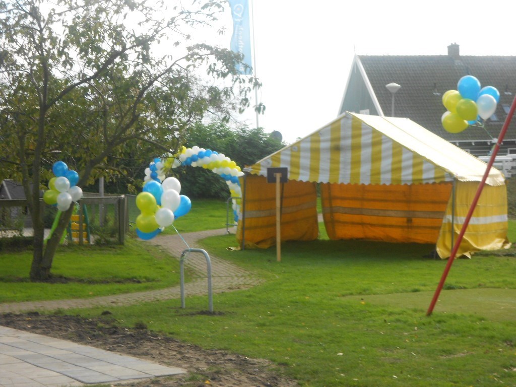 aankleding speeltuin met ballonnen voor opening door burgermeester