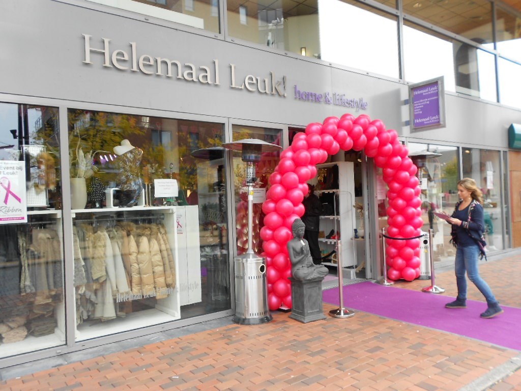 roze ballonnenboog bij winkel voor Pink Ribbon actie