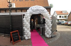 ballonnenboog zilveren huwelijk te Bunschoten-Spakenburg