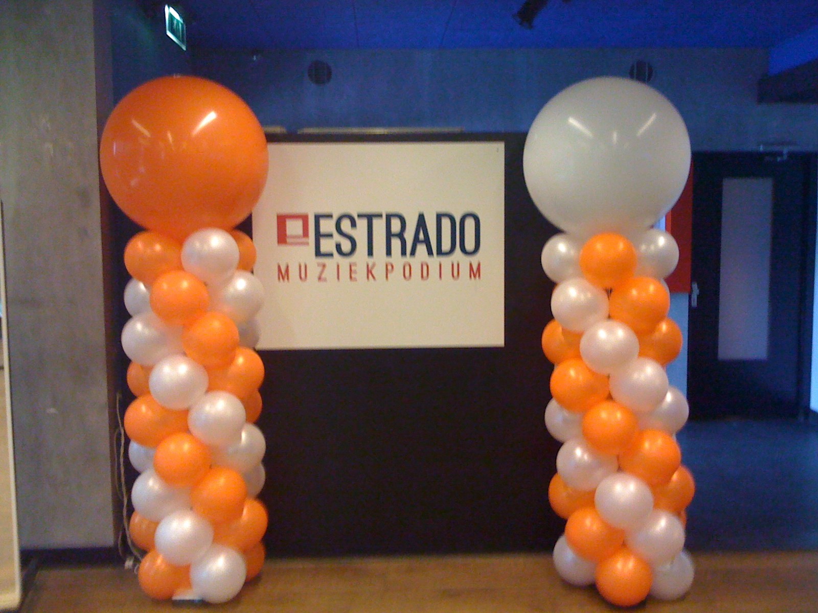 ballon pilaren voor op podium bij Estrado