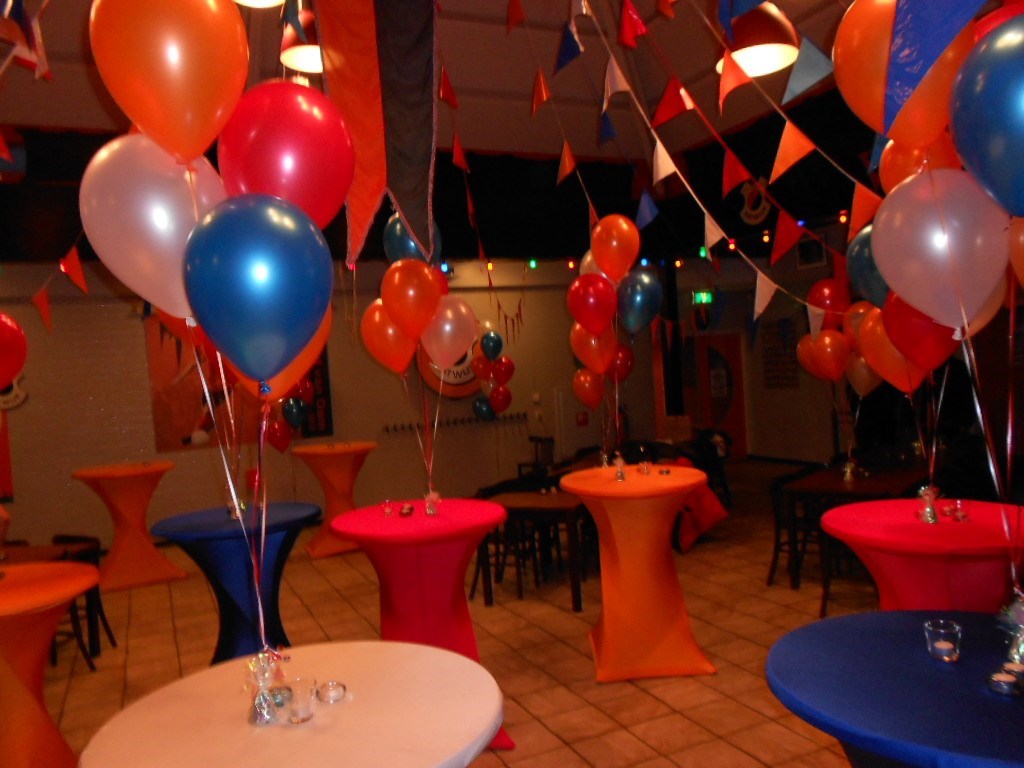 helium ballonnen decoratie bij voetbalclub Katwijk