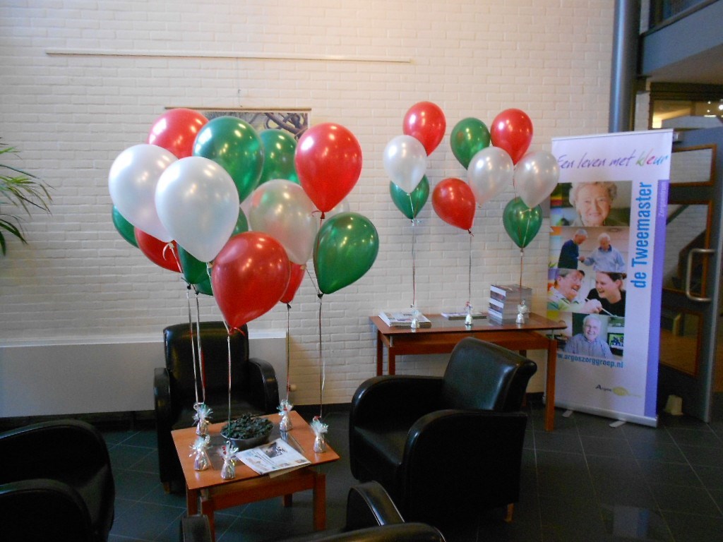 helium ballonen trossen op tafel met gewichtjes 