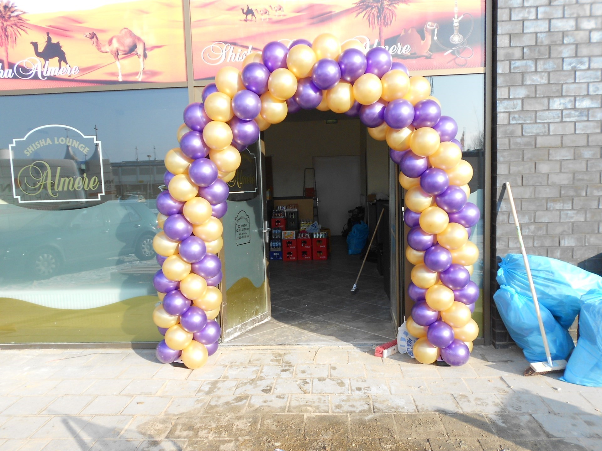 opening nieuw winkel Almere met ballonnenboog bij entree