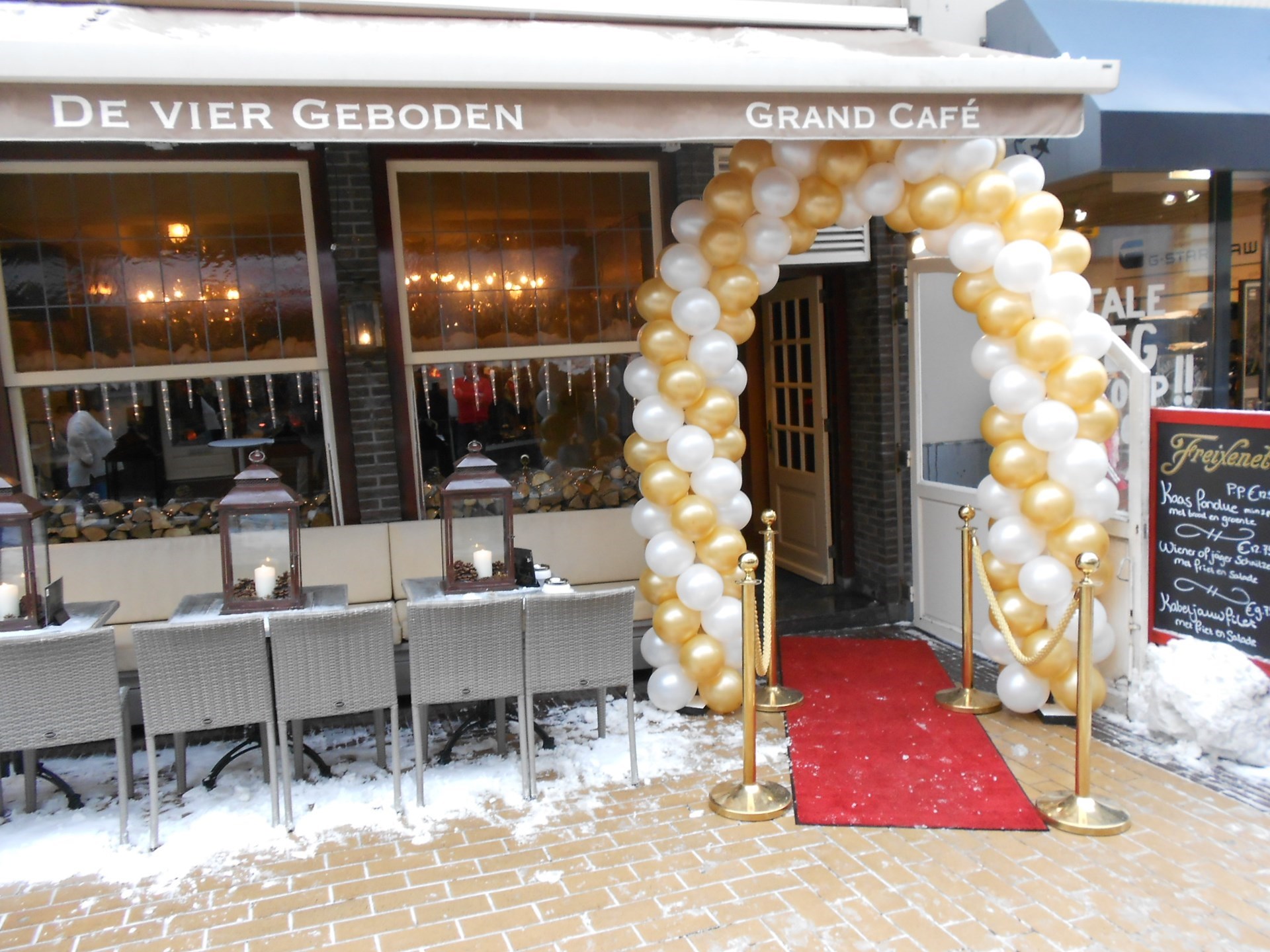 huwelijksfeest bij Grand Café De Vier Geboden Zandvoort met ballonnenboog bij entree