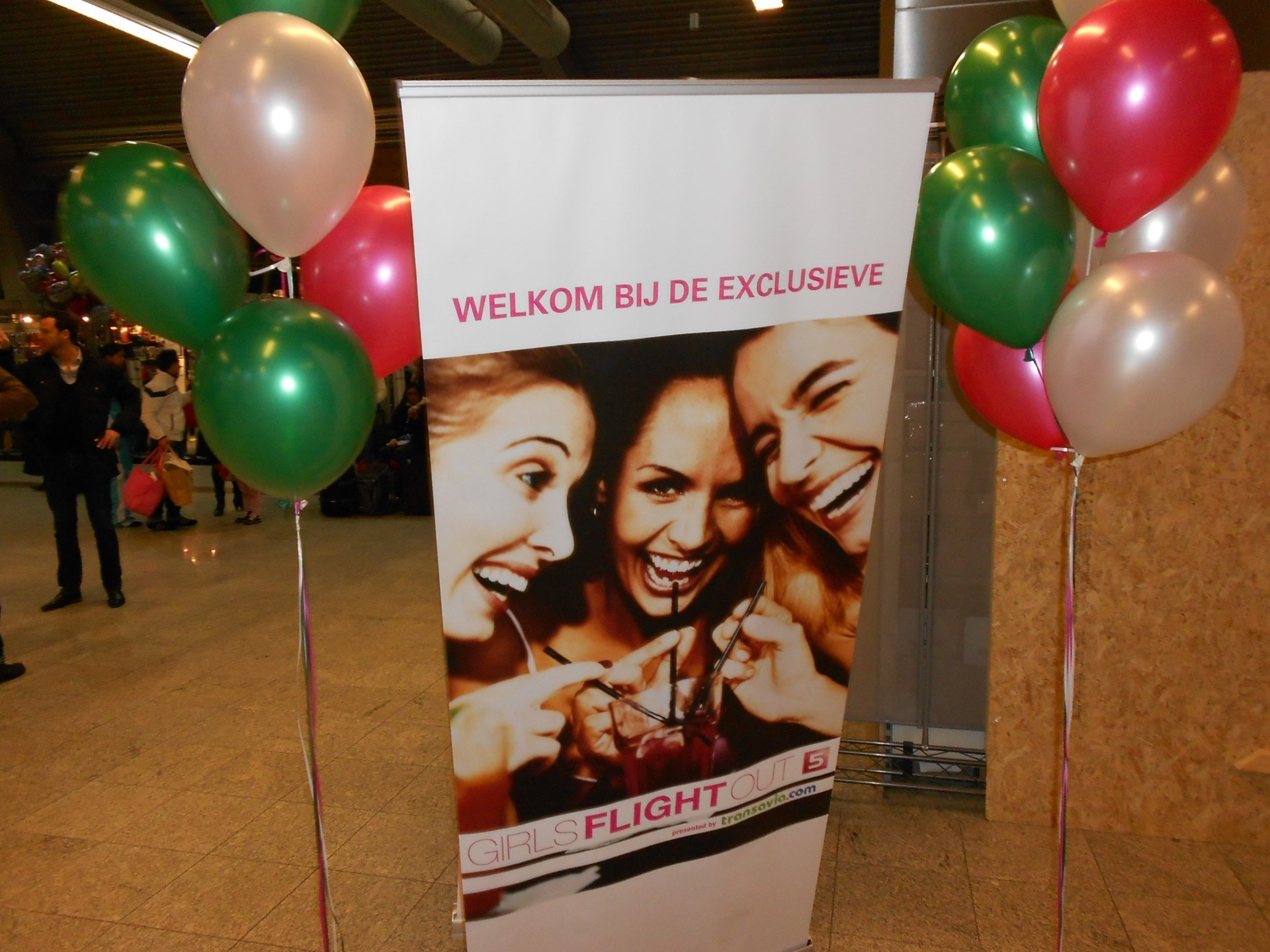 ballonnen met helium voor Girls Flight Out vliegveld Eindhoven