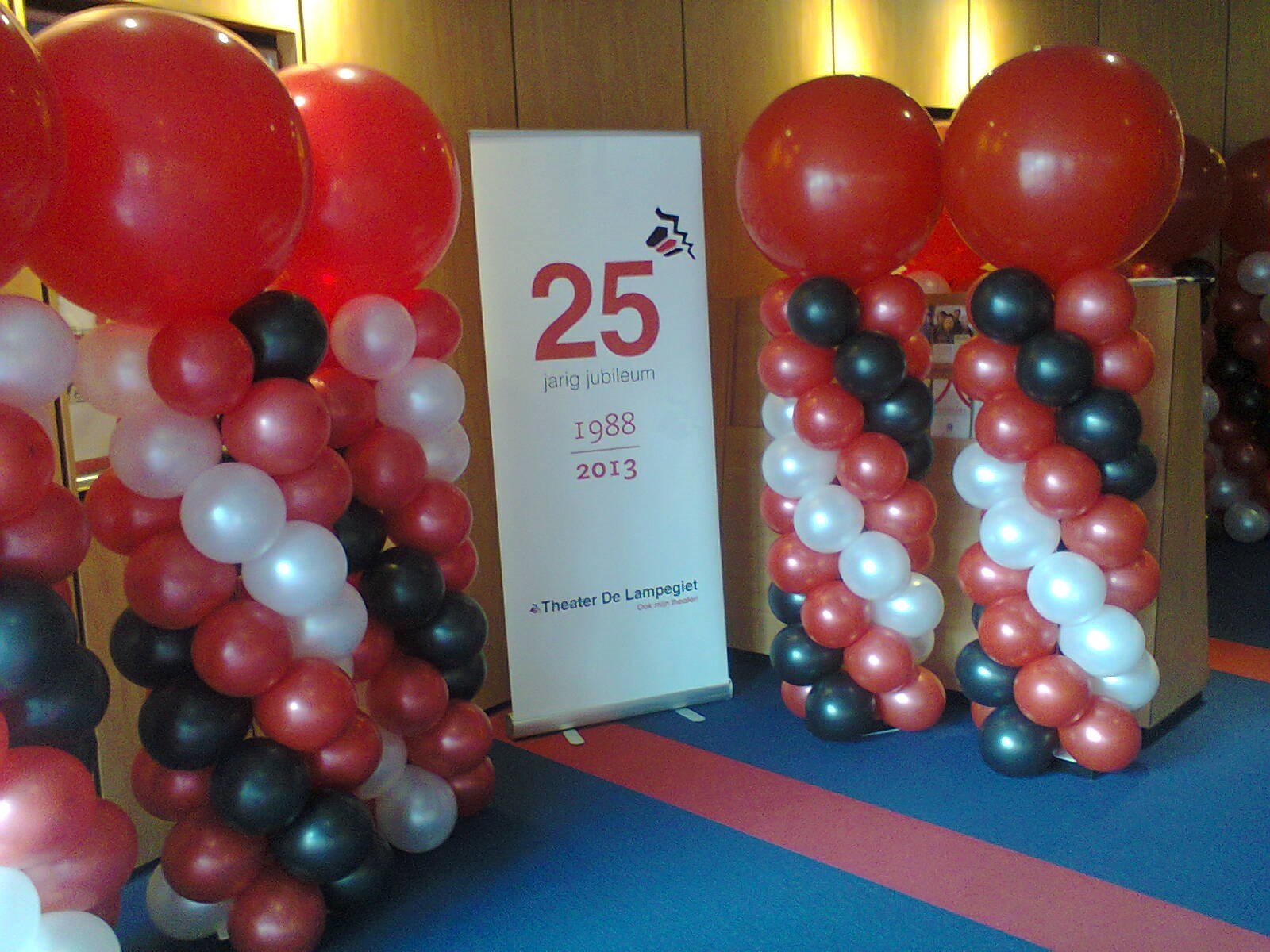 ballon pilaren voor theater de Lampegiet in Veenendaal 25 jaar