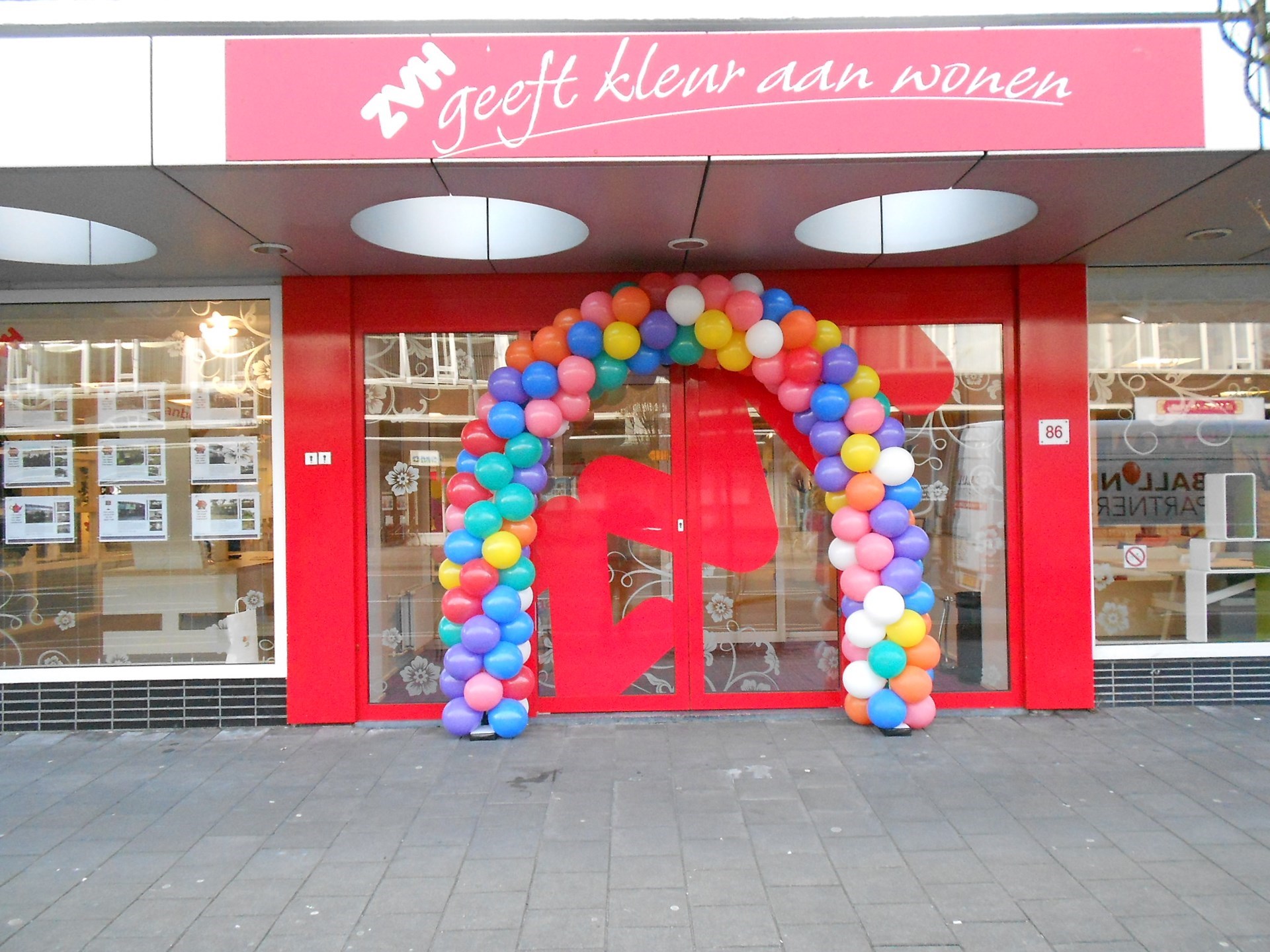 ballonnenboog multicolor voor ZVH Zaandam hoofdkantoor