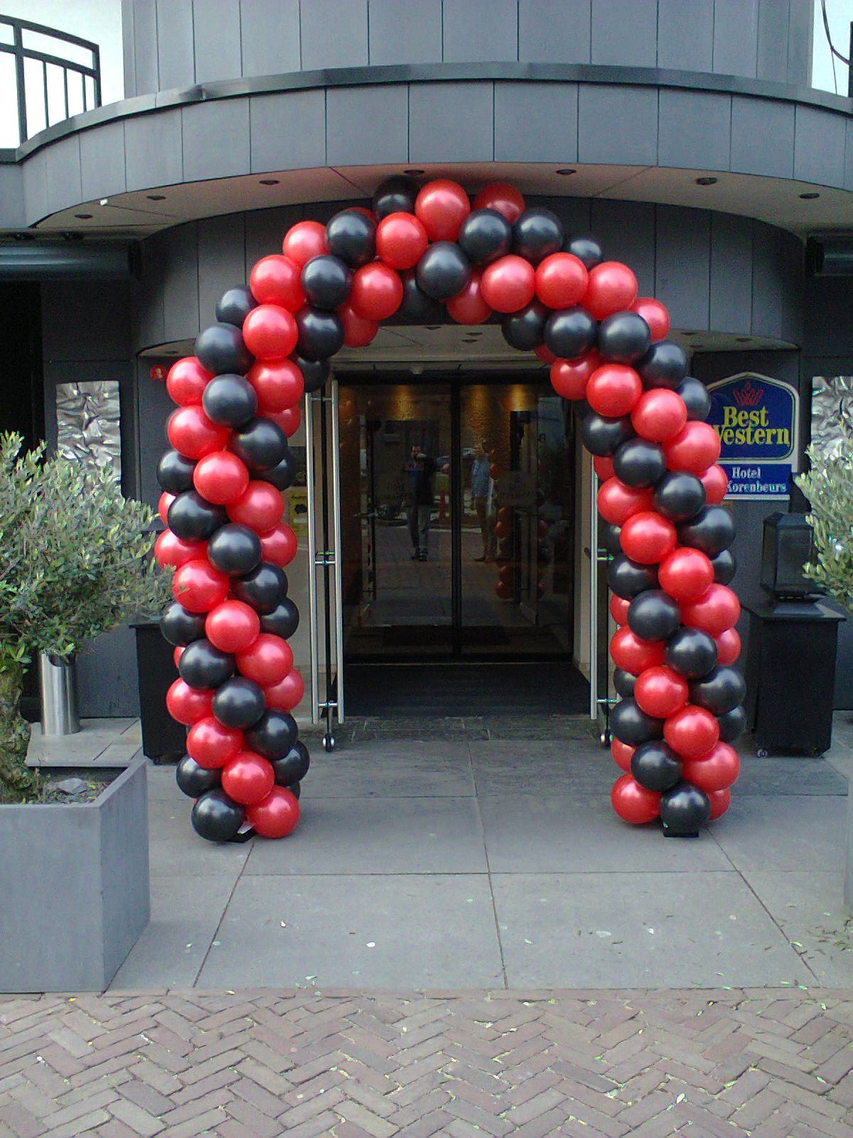 ballonnenboog zwart en rood metallic voor feestje