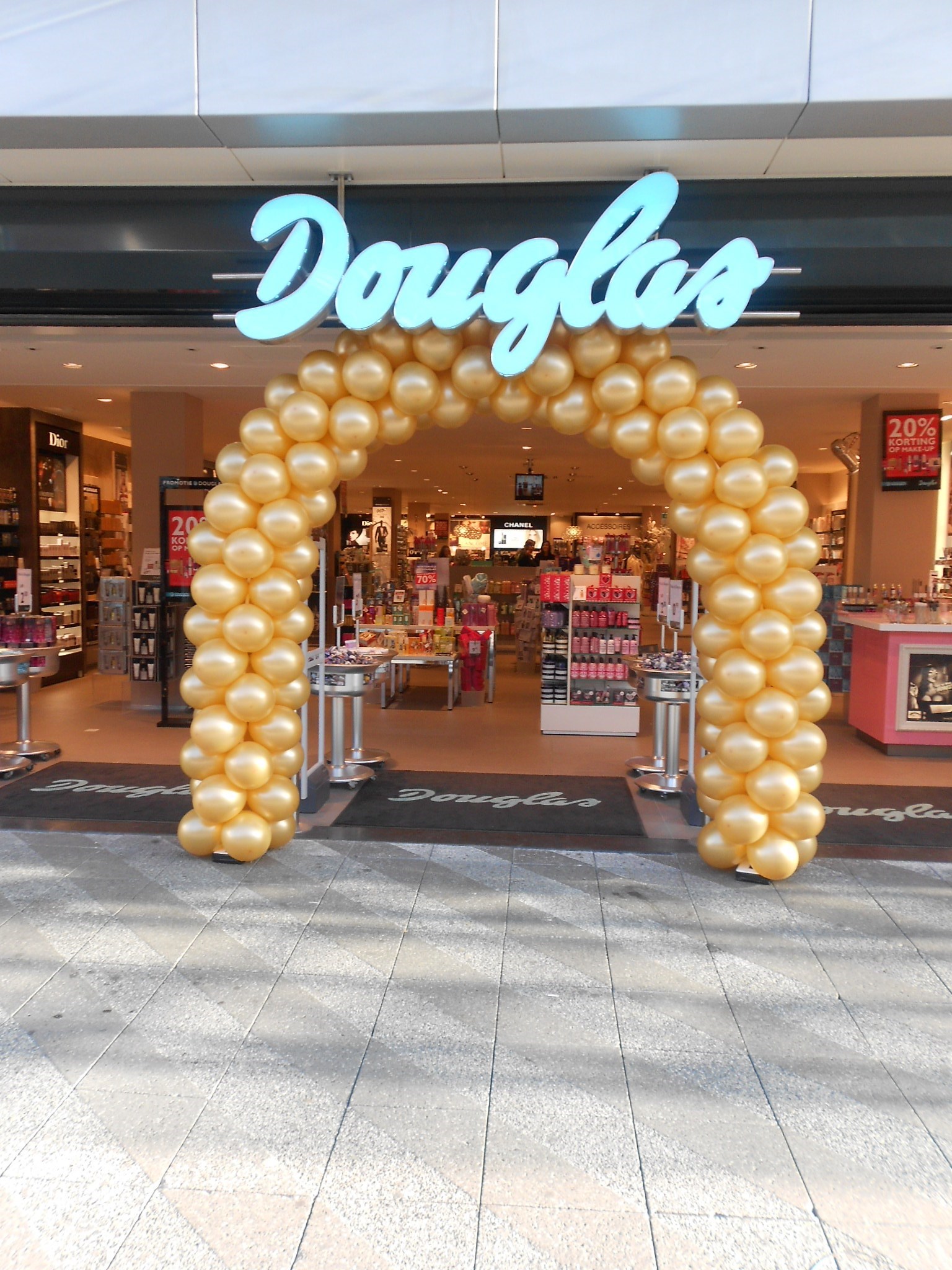 gouden ballonnenboog voor Douglas winkel Amsterdam noord