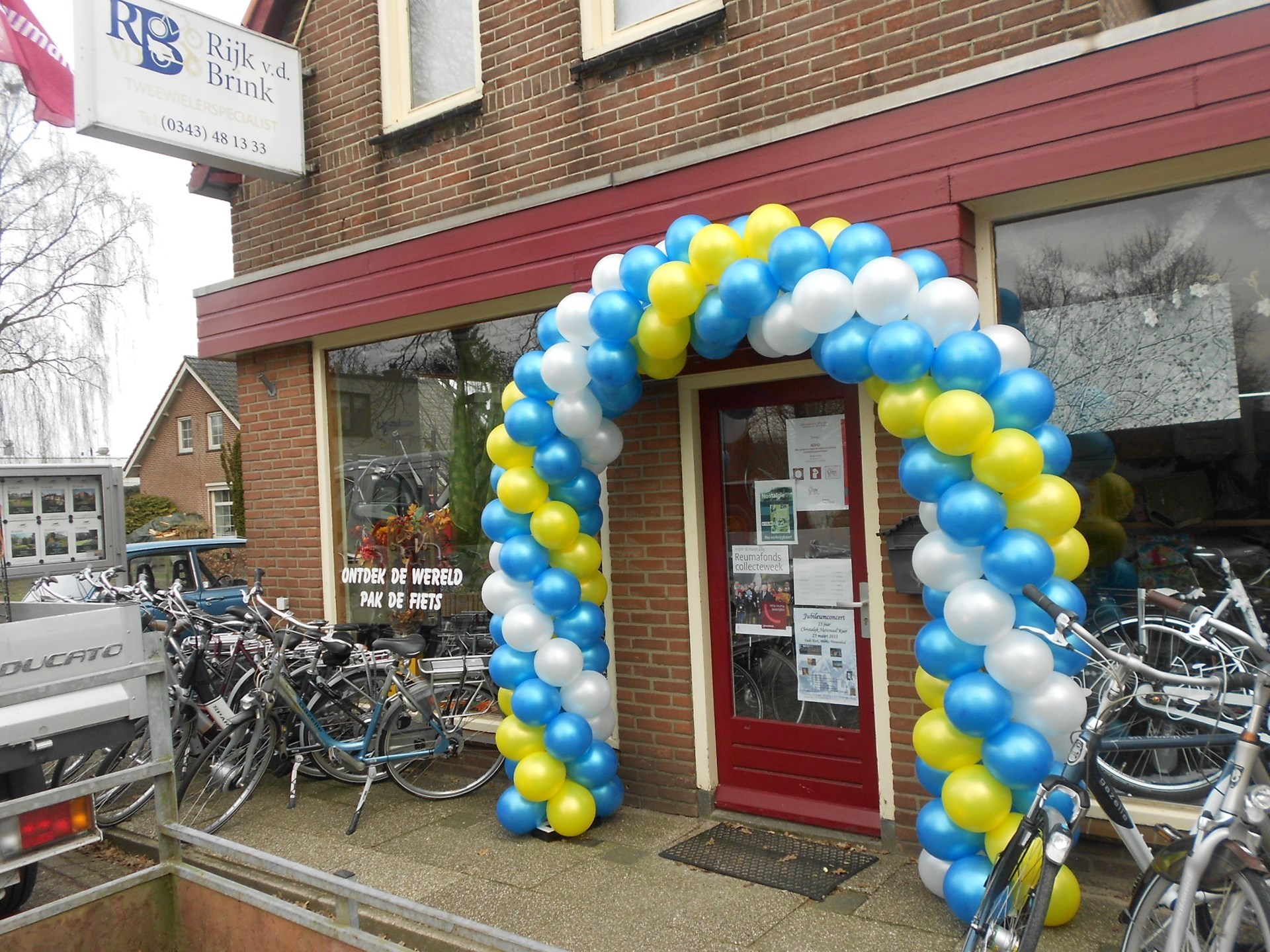 ballonnenboog voor feest bij fietsenwinkel