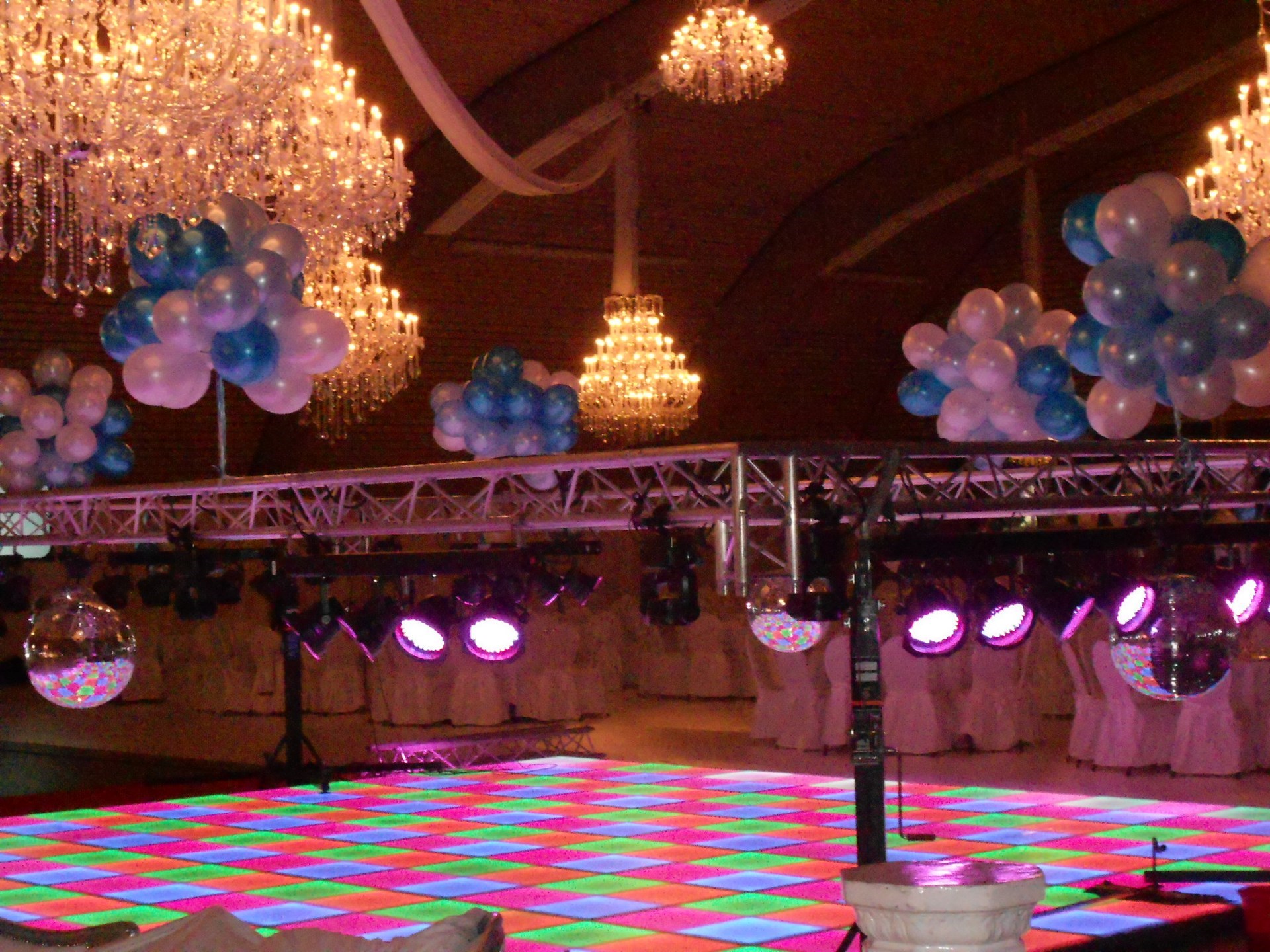 zaal compleet aangekleed met ballonnen decoraties 