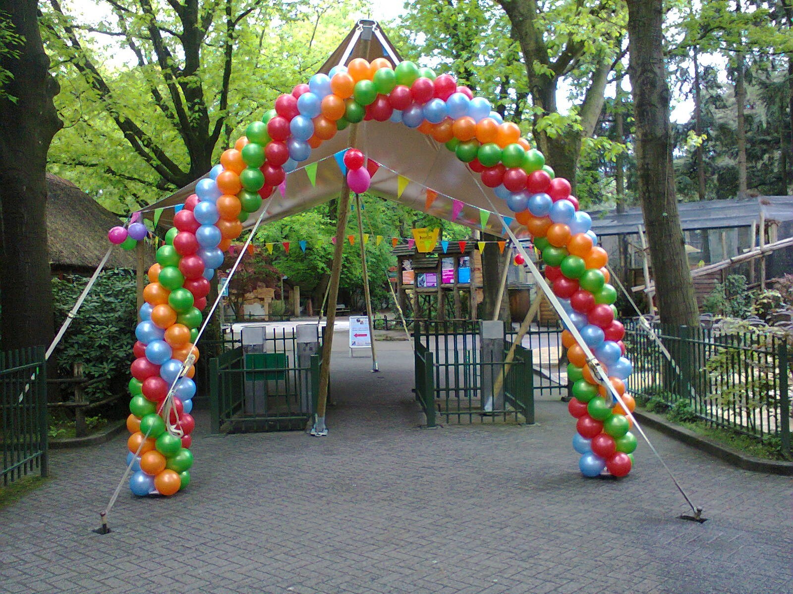 ballonnenboog bij ingang dierentuin Amersfoort