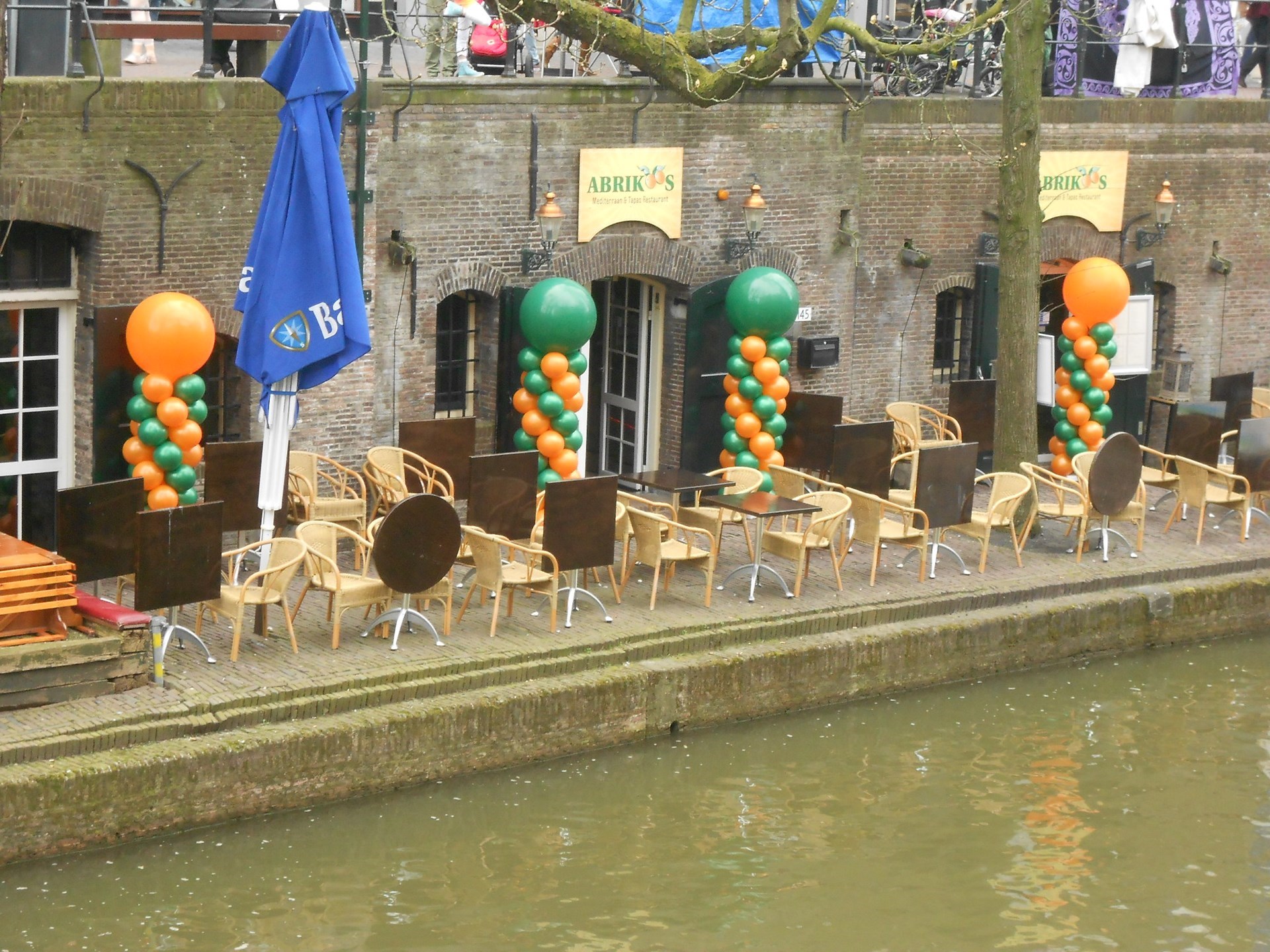 ballonnen pilaren Utrecht Oudegracht op een rij