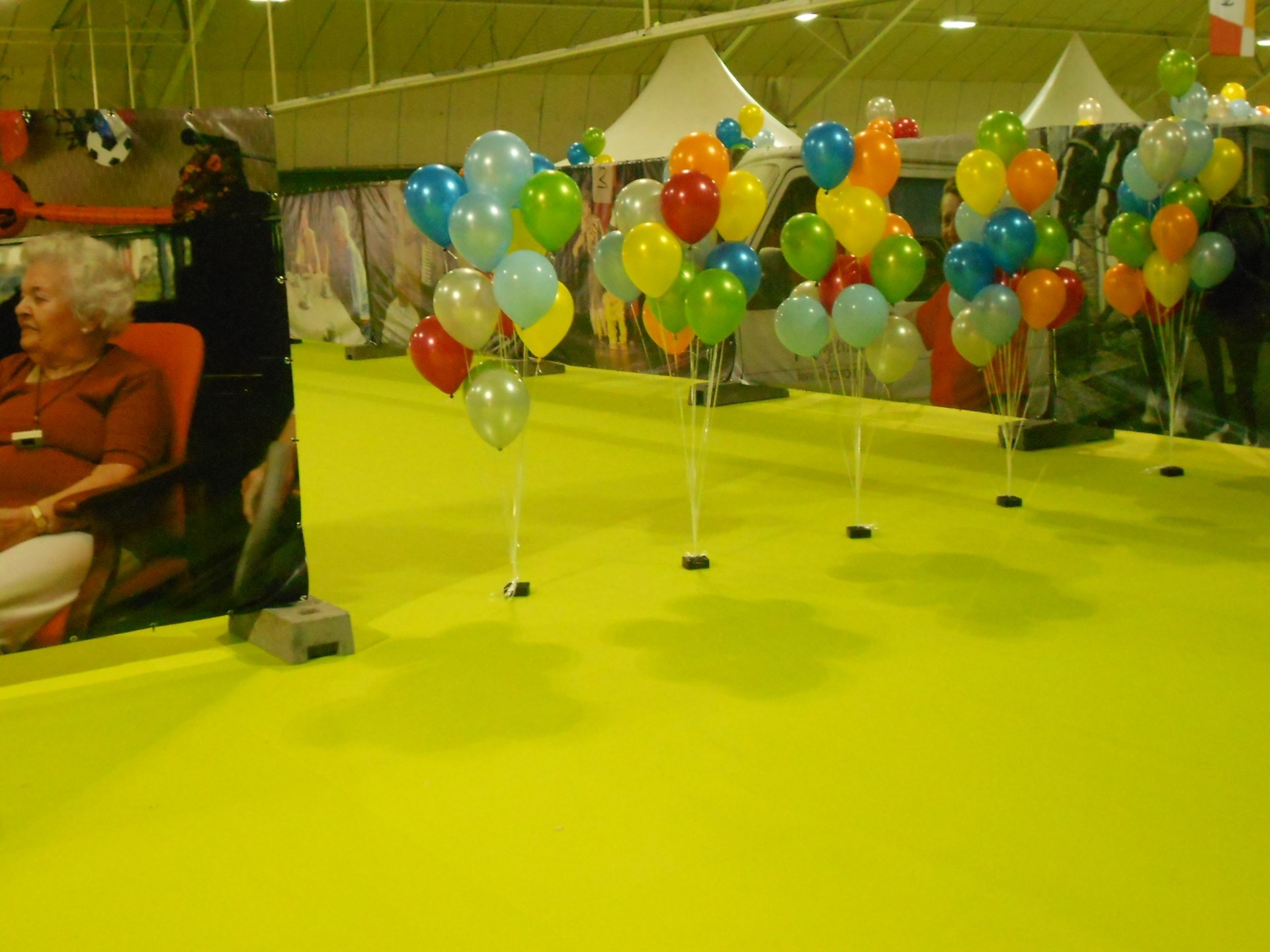 sportzaal vol helium ballonnen decoraties Hoorn
