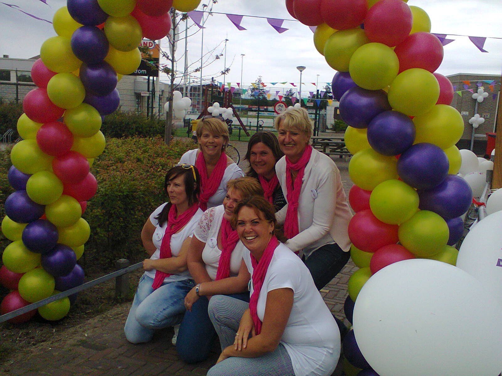 feestje in Katwijk met ballonnenboog van Ballonnenpartners en helium ballonnen