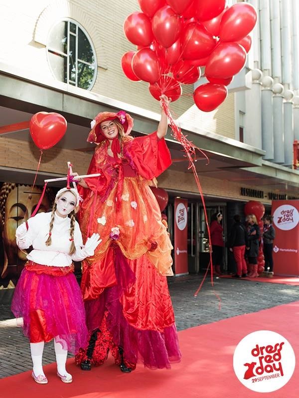 ballonnen voor Dress Red Day te Amsterdam