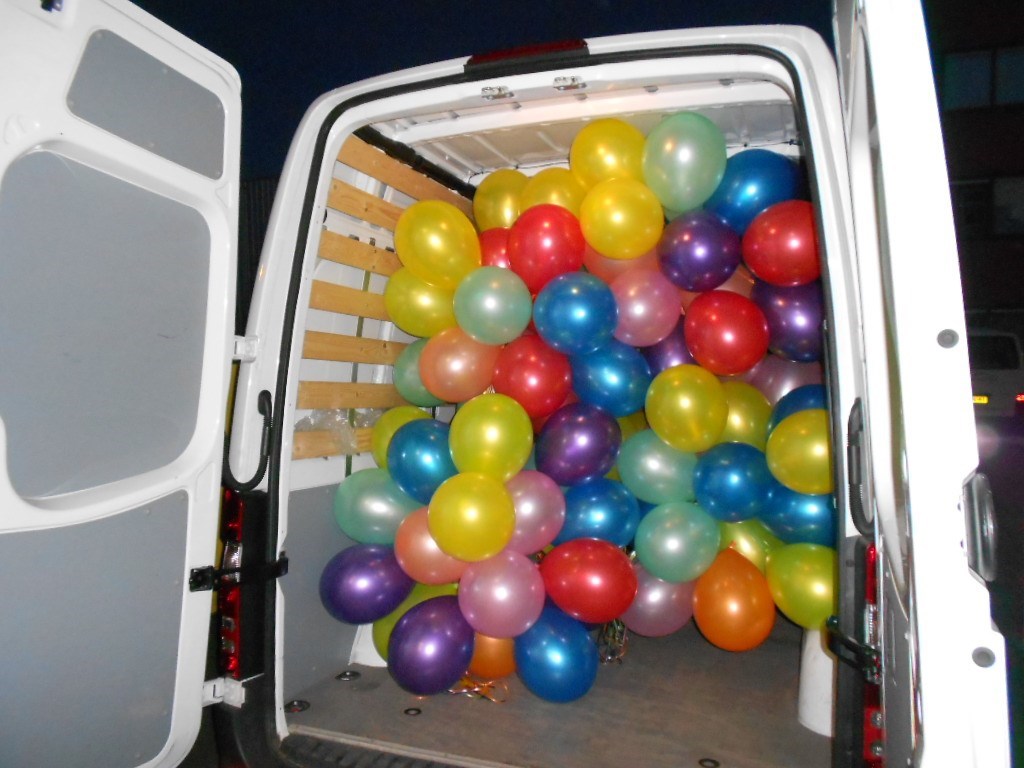 bus vol helium ballonnen om af te leveren kant en klaar geblazen