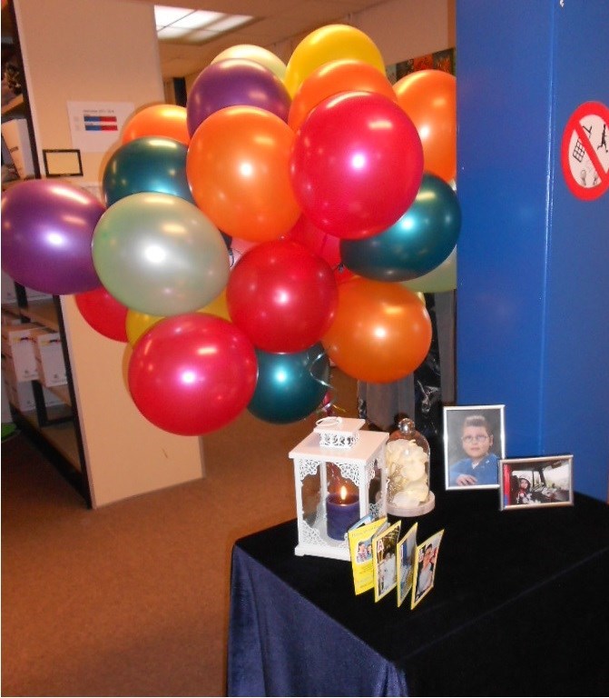 ballonnen voor herdenking op school 