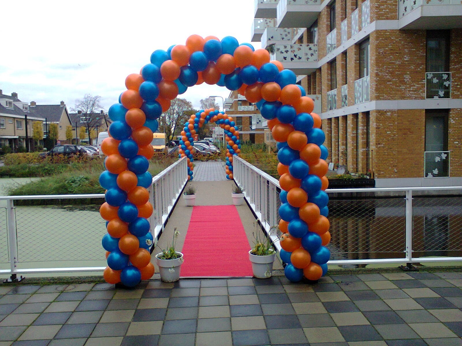 ballonnen bogen bij brug voor opening nieuw verzorgingshuis
