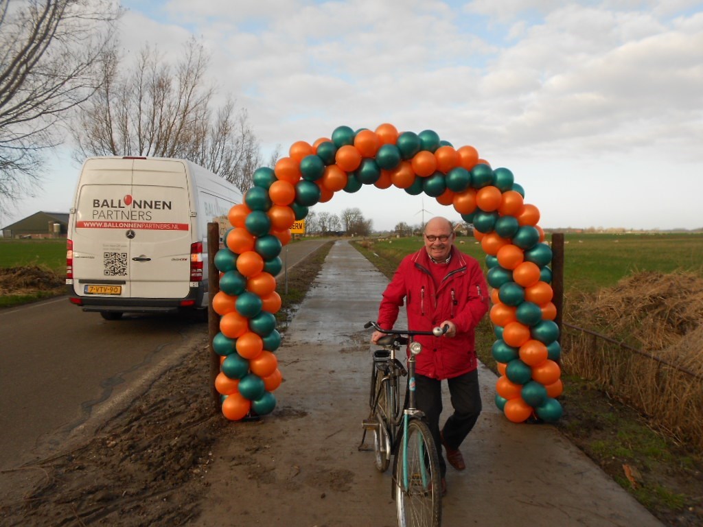 opening nieuwe fietspad in Friesland met ballonnenboog over de weg 