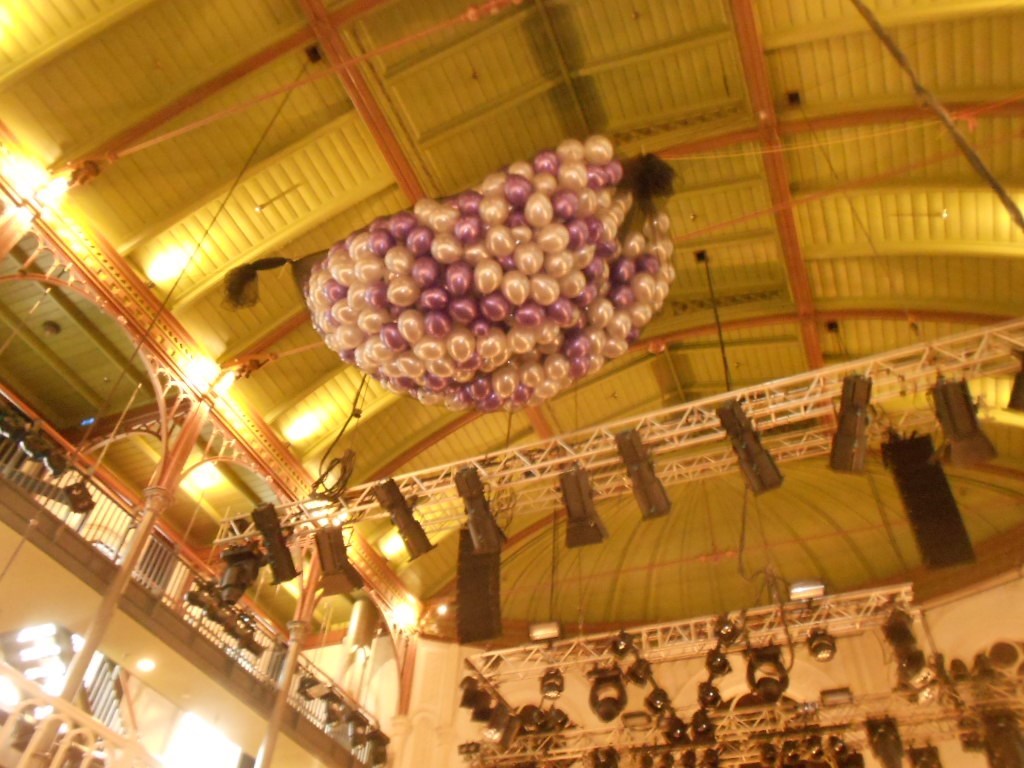 ballonnen net in Paradiso Amsterdam met luchtballonnen voor ballondrop