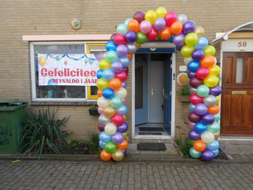 multicolor ballonnenboog verjaardag voor ingang woonhuis