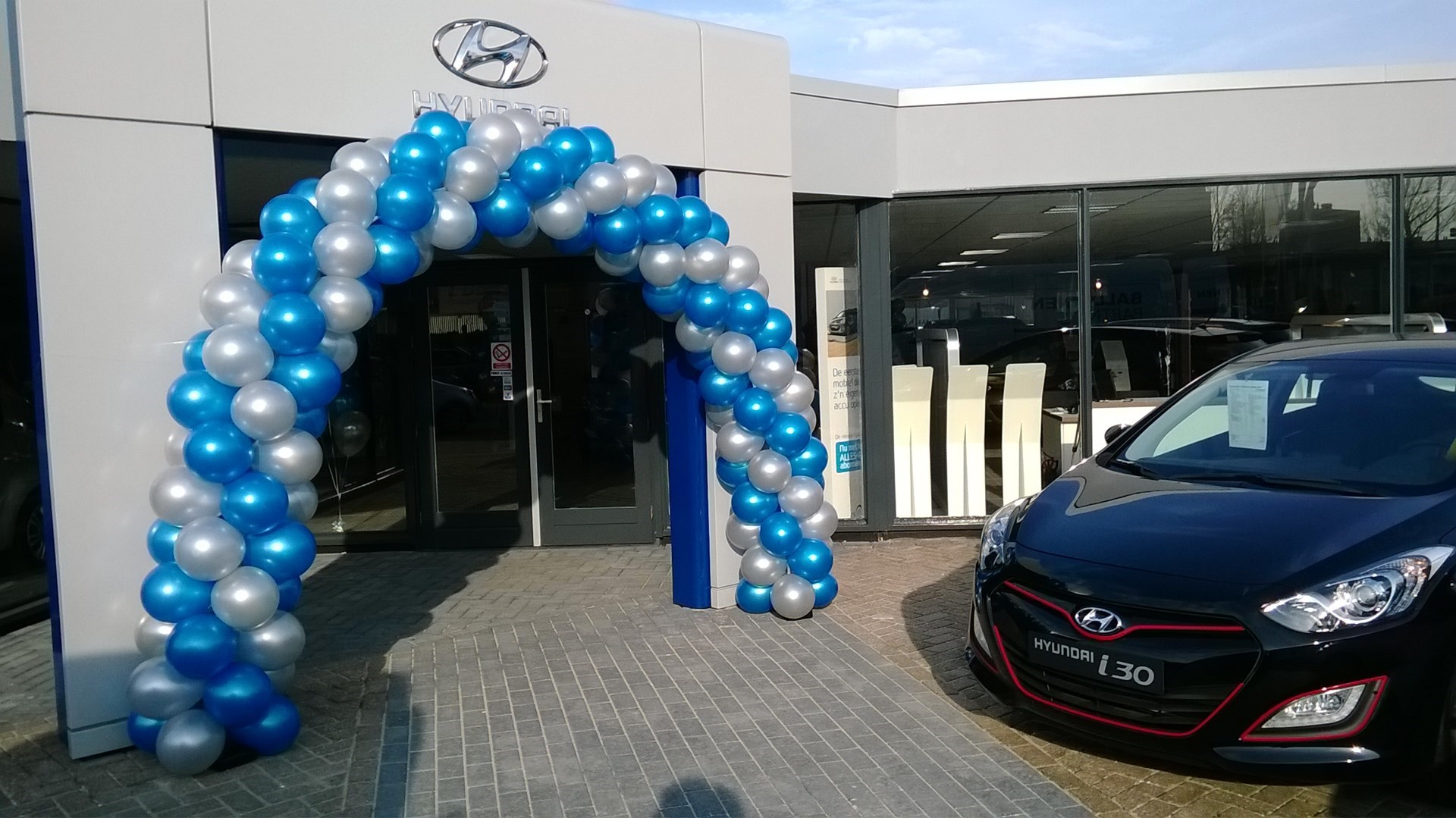 ballonnenboog autodealer Hyundai