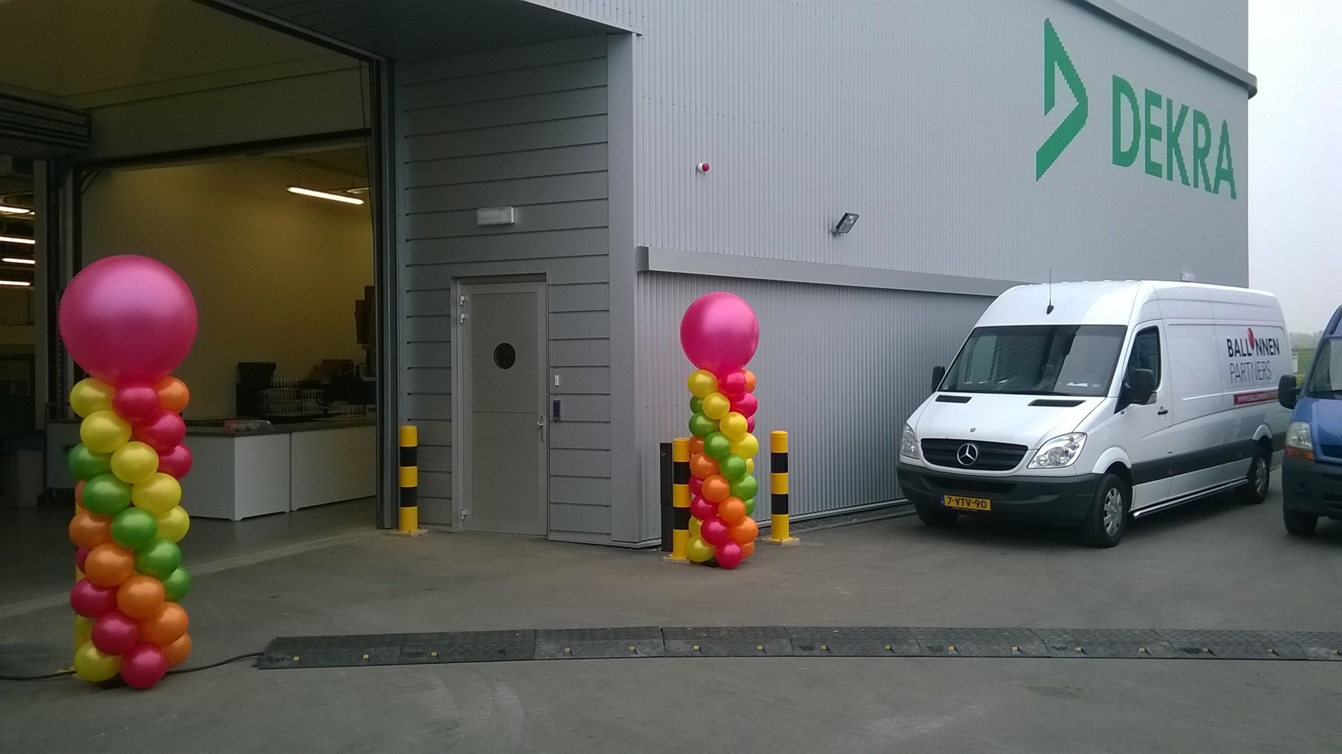 ballon pilaren Dekra Arnhem bij ingang werkruimte