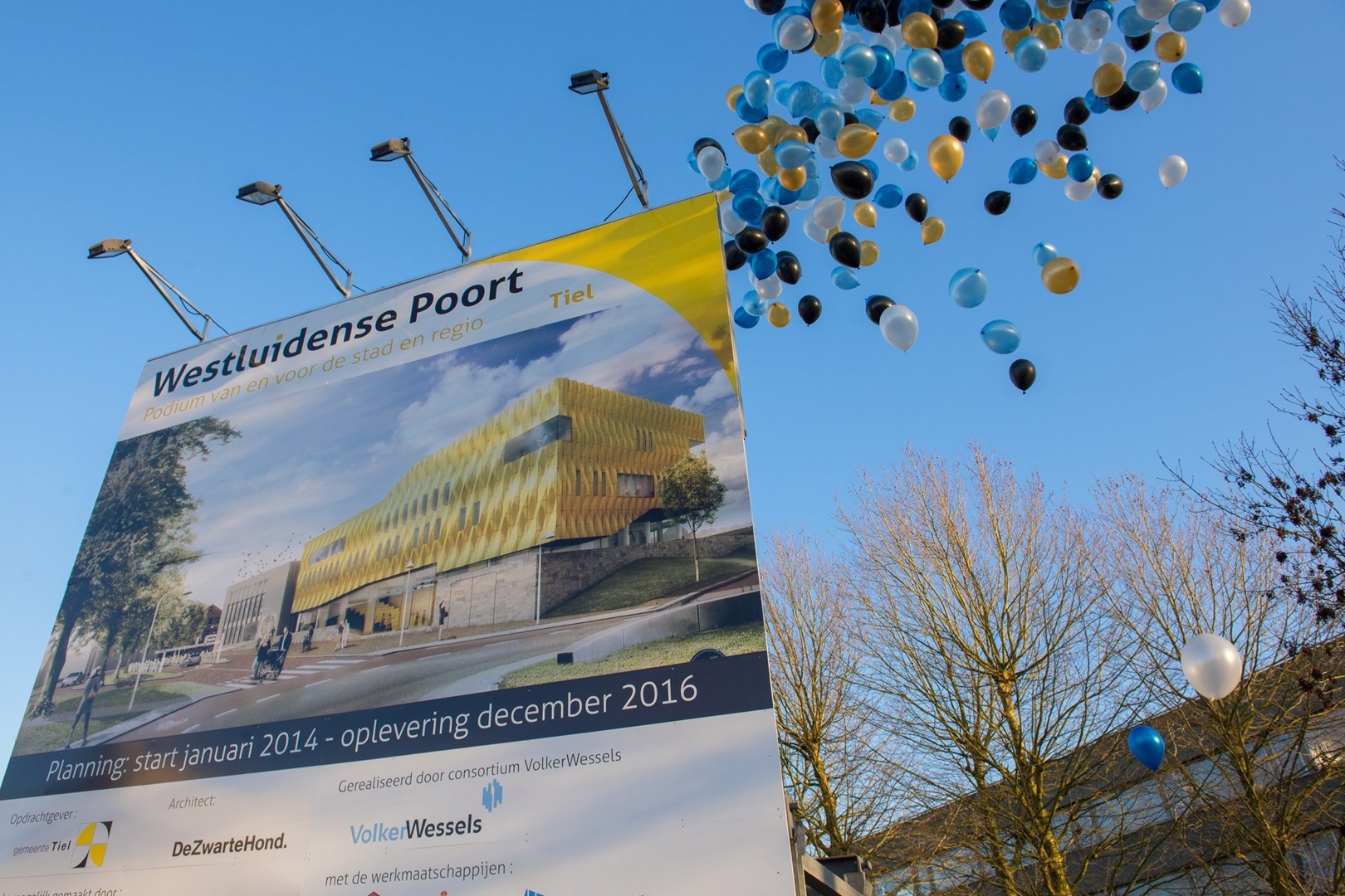 onthulling bord met helium ballonnen