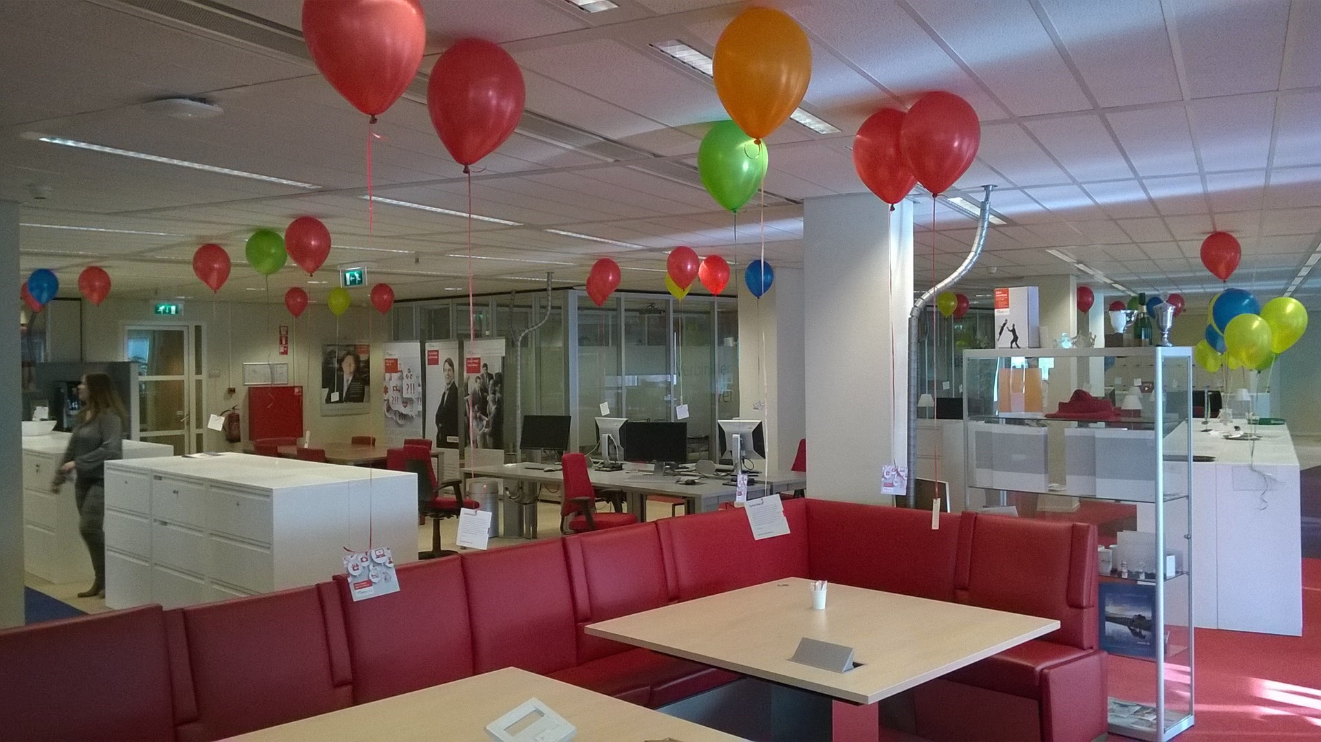 ballonnen tegen plafond voor lancering nieuwe website Amersfoort