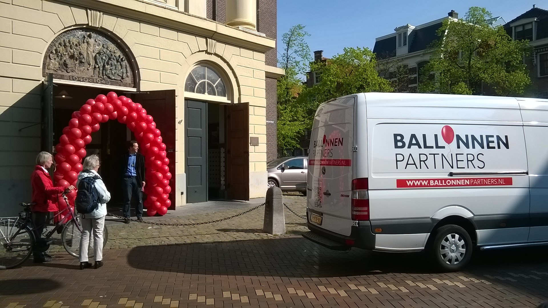ballonnenboog huwelijk voor kerk Delft