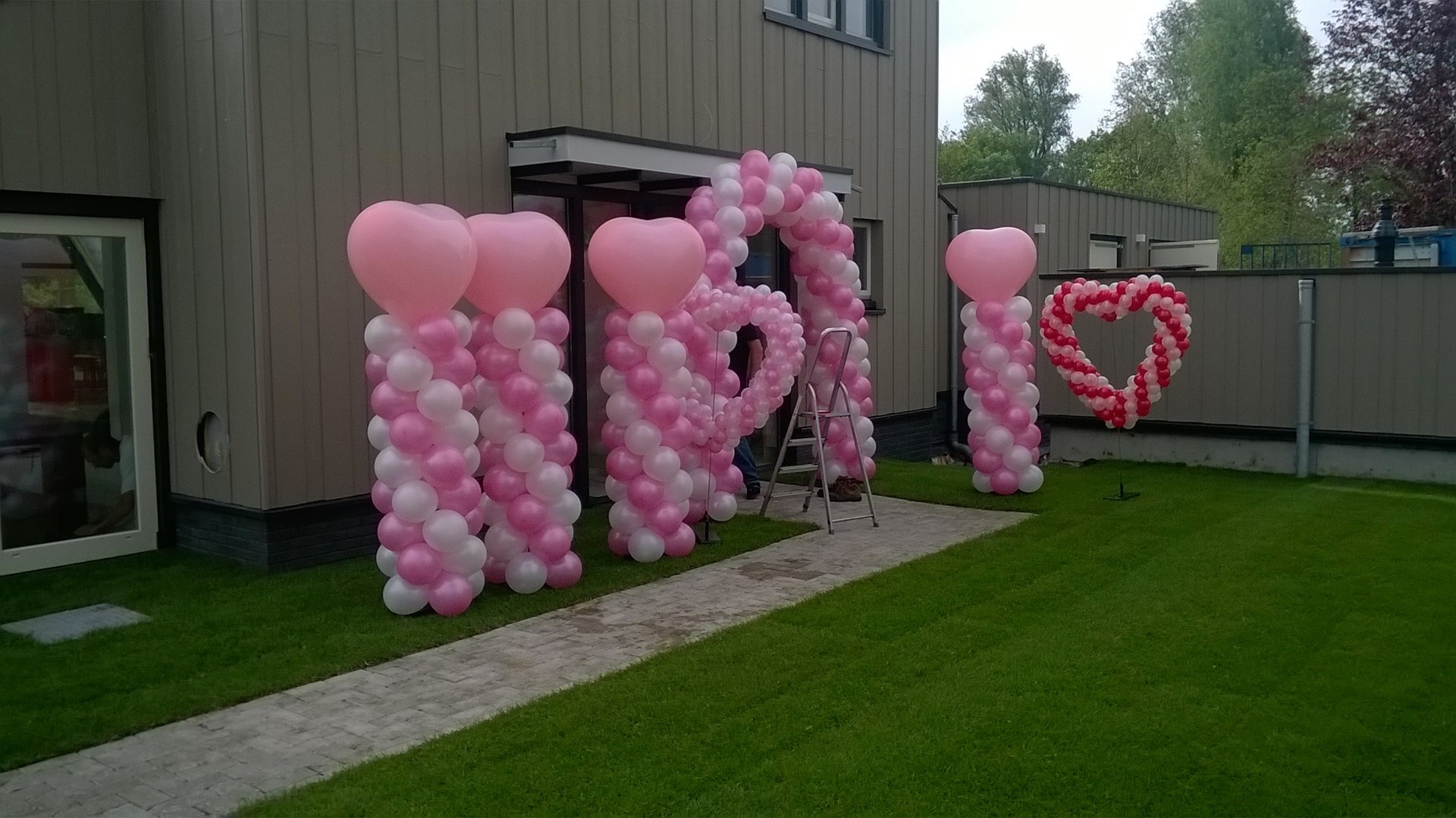 trouw decoratie met ballon pilaren en ballonnenboog hart op statief
