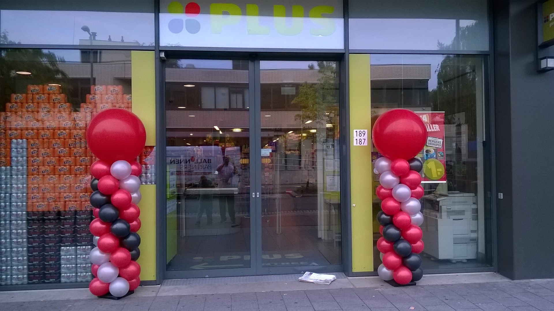 ballonnen pilaren voor supermarkt Plus actie van Coca-Cola