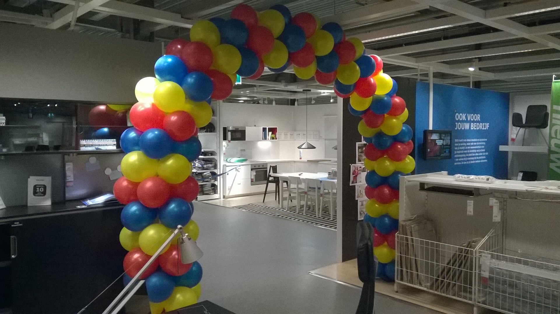 ballonnenboog IKEA in bedrijfskleuren opening nieuwe afdeling