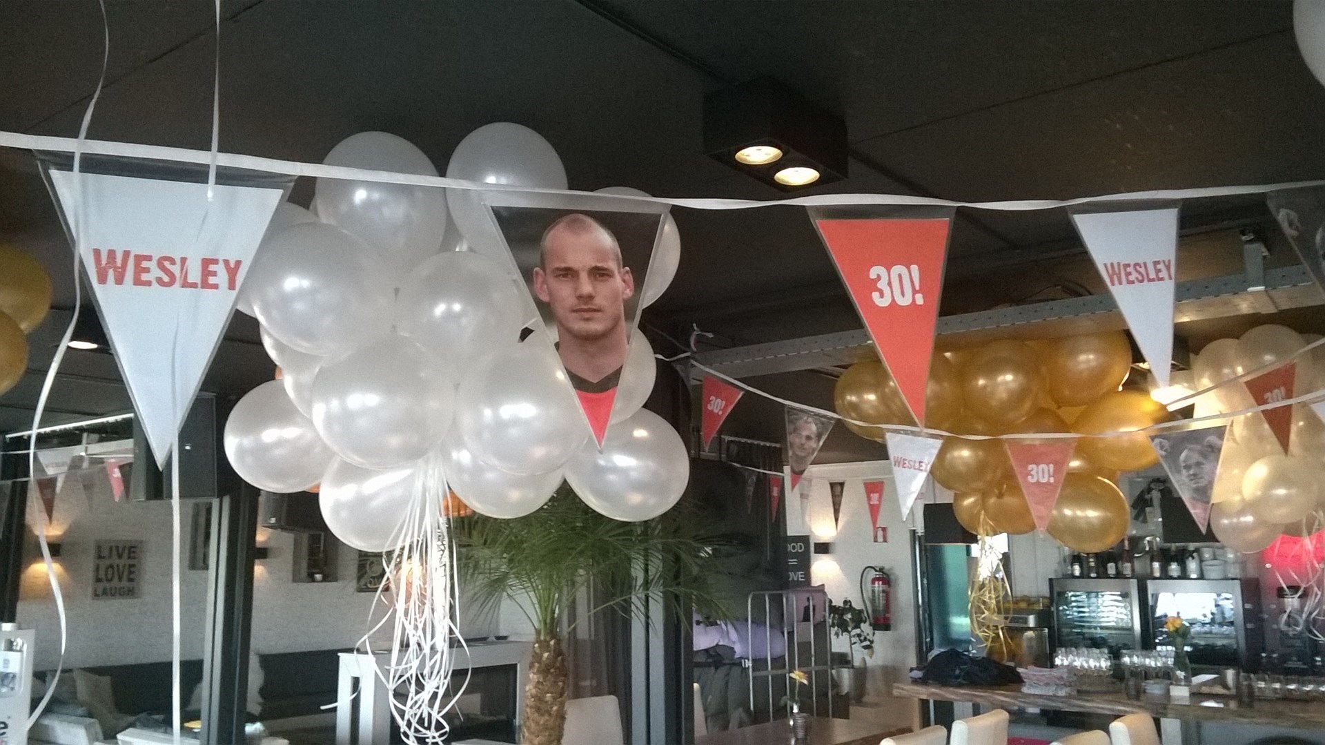 helium ballonnen tegen plafond voor verjaardag van Wesley Sneijders Zandvoort aan zee