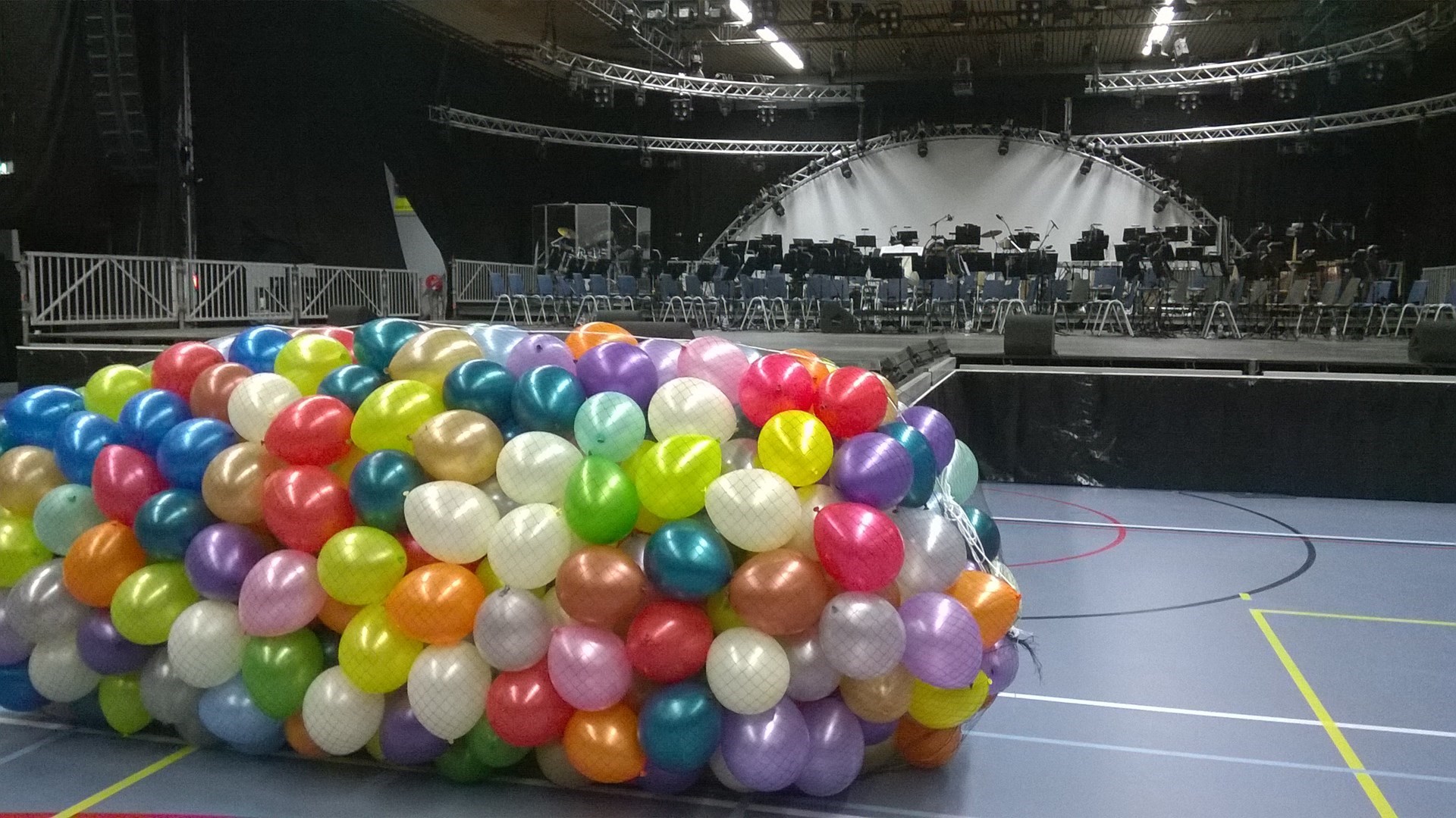 ballonnen net voor dropping met 500 luchtballonnen Schiedam Proms